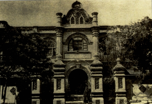 坐落在石驸马大街的文学院（原女师大）大门.png