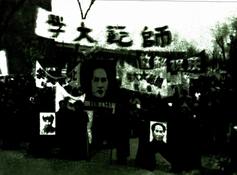 1949年1月21日，北平和平解放，图为师生欢迎解放军进城。.png