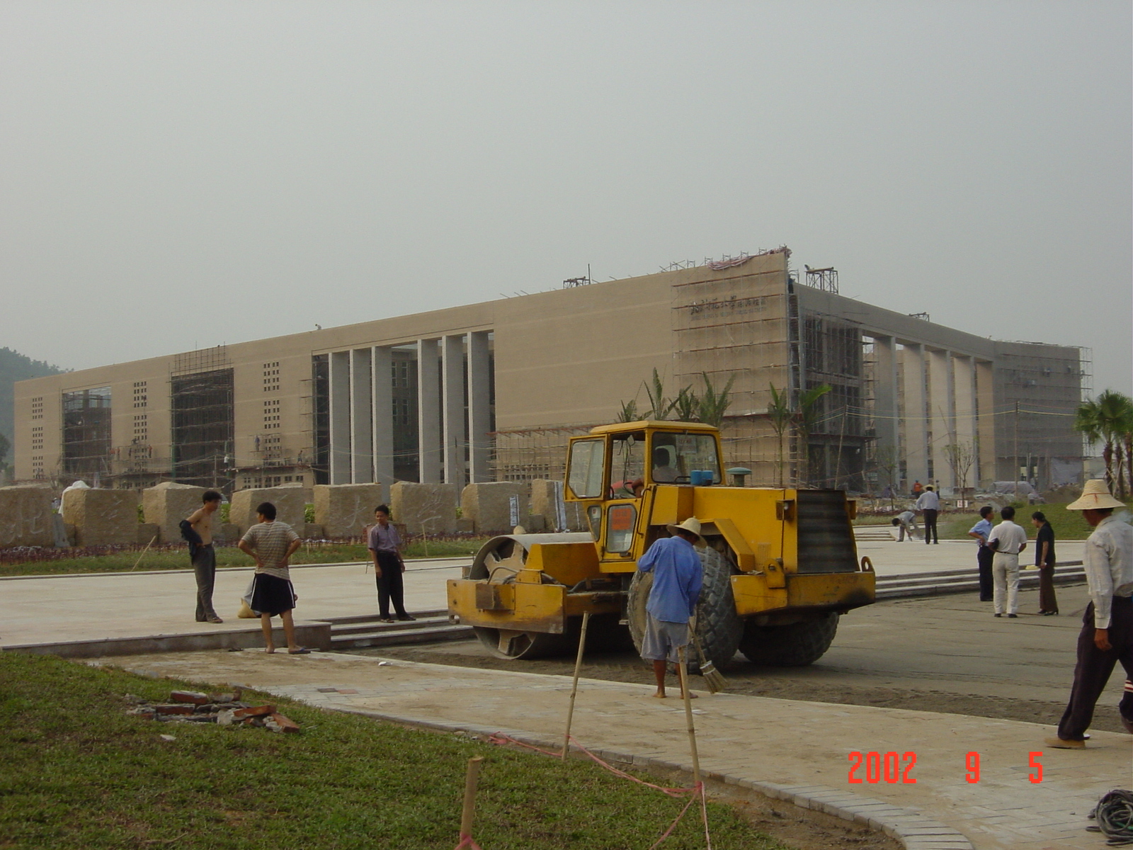 20020905百年广场建设中.JPG