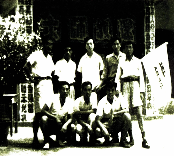 教育系部分学生在“还我师大”标语前合影.jpg